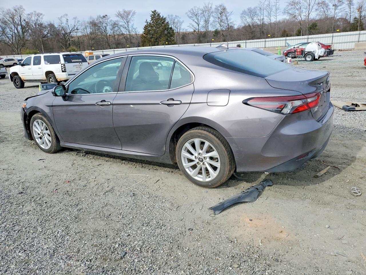 2021 Toyota Camry Le - Фото 2