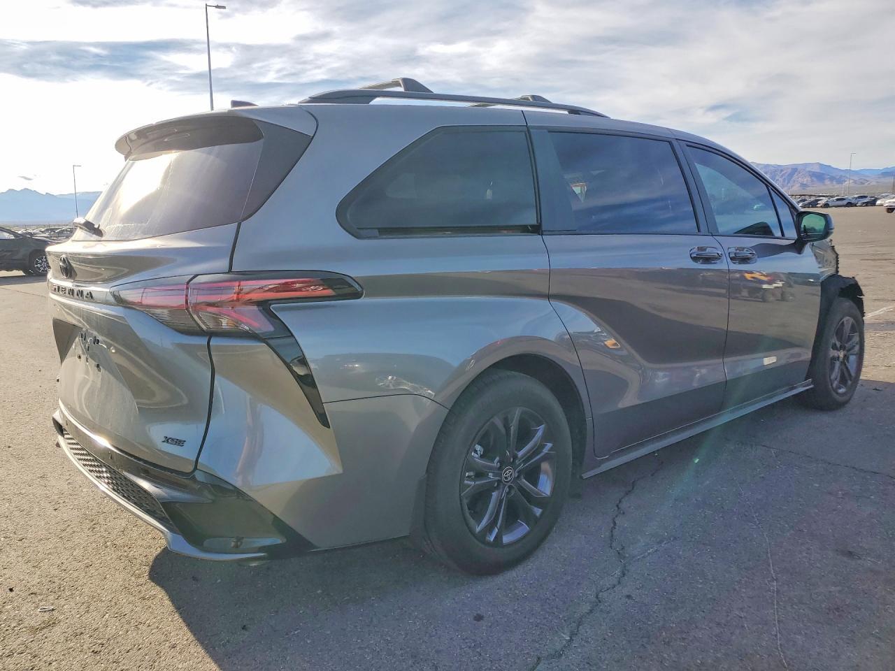 2026 Toyota Sienna Xse - Фото 3