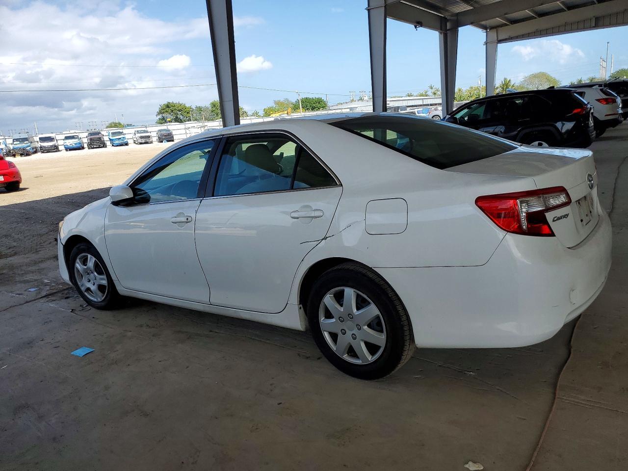 2014 Toyota Camry L - Фото 2