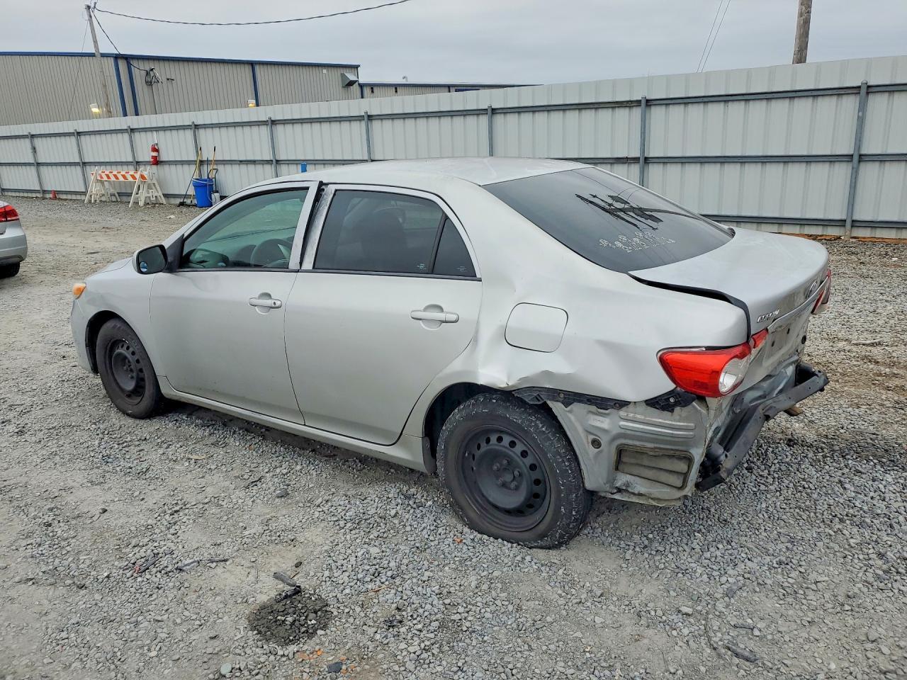 2013 Toyota Corolla Base - Фото 2
