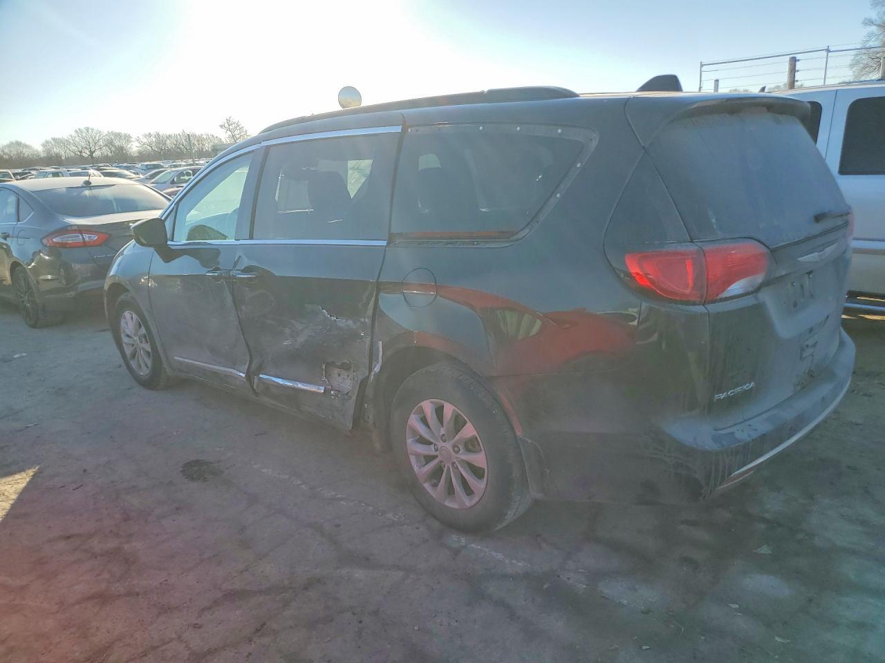 2017 Chrysler Pacifica Touring L - Фото 2