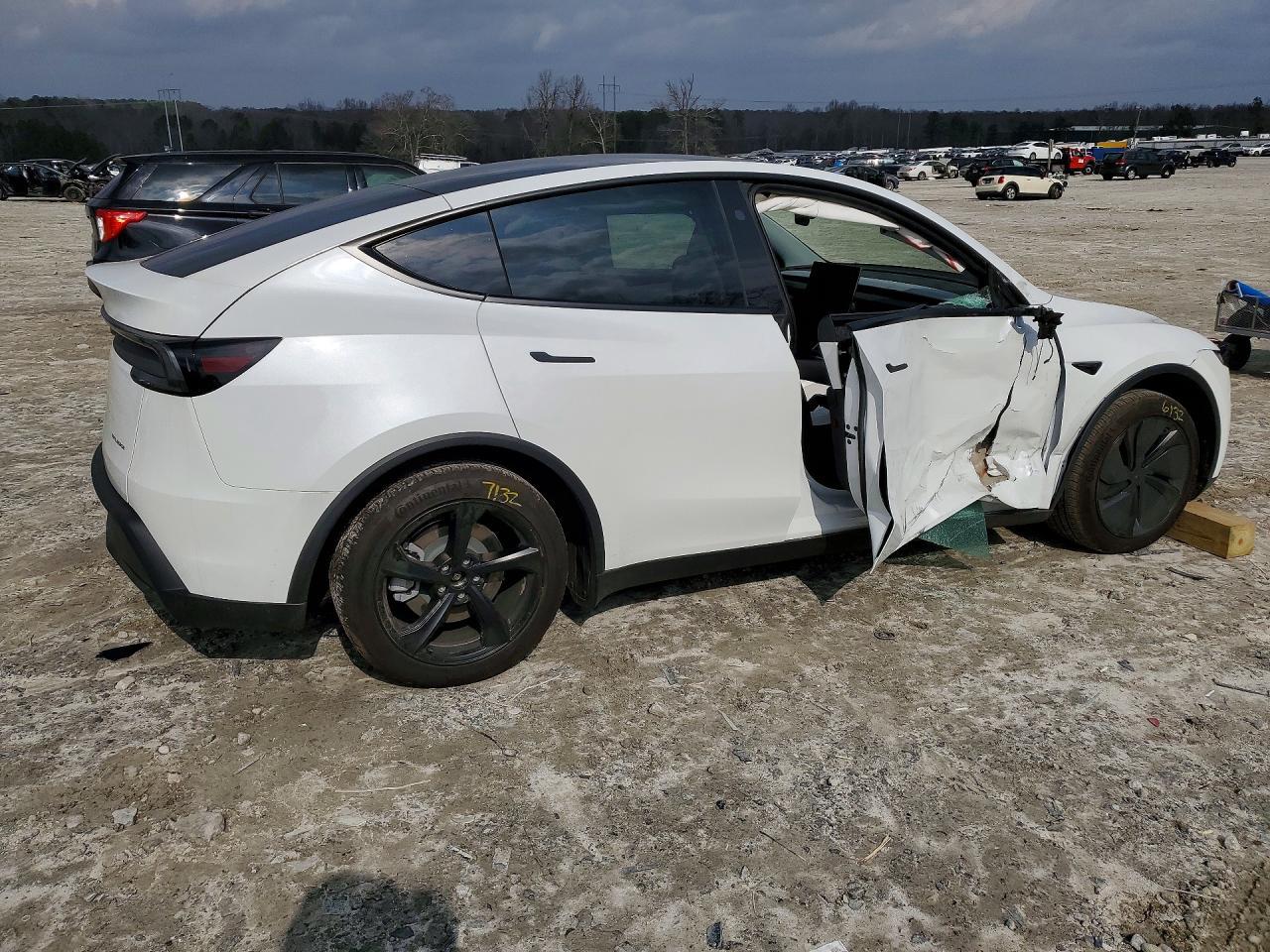 2026 Tesla Model Y - Фото 3