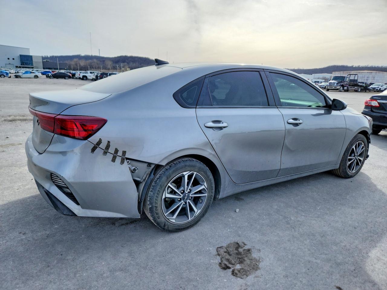 2022 Kia Forte Lxs - Image 3