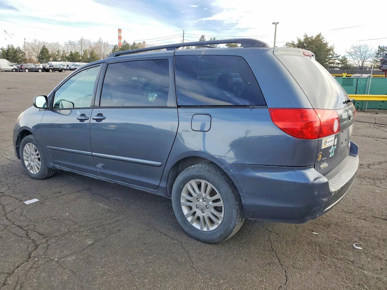 2010 Toyota Sienna - Image 2