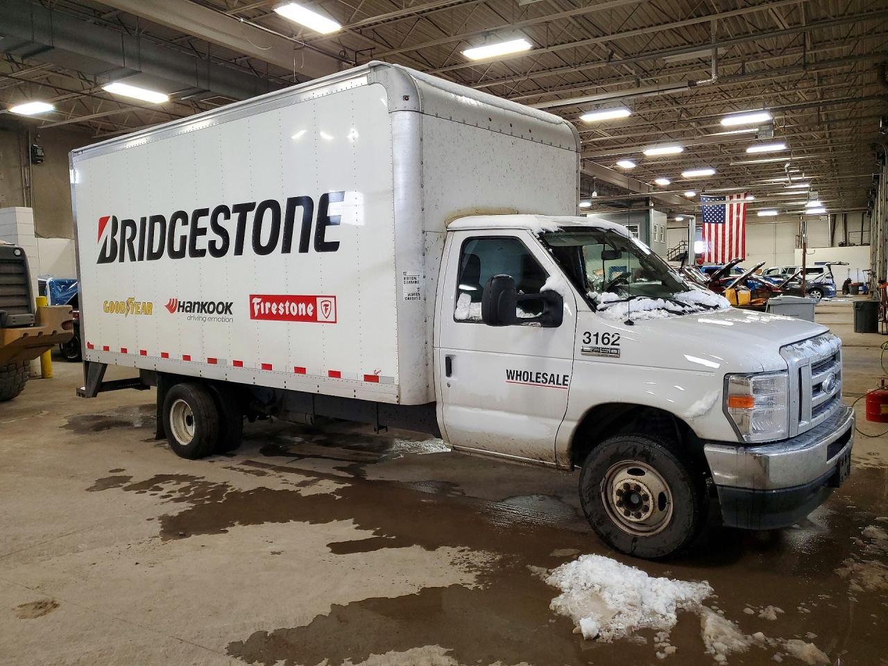 2022 Ford Econoline E450 Super Duty Cutaway Van - Image 4