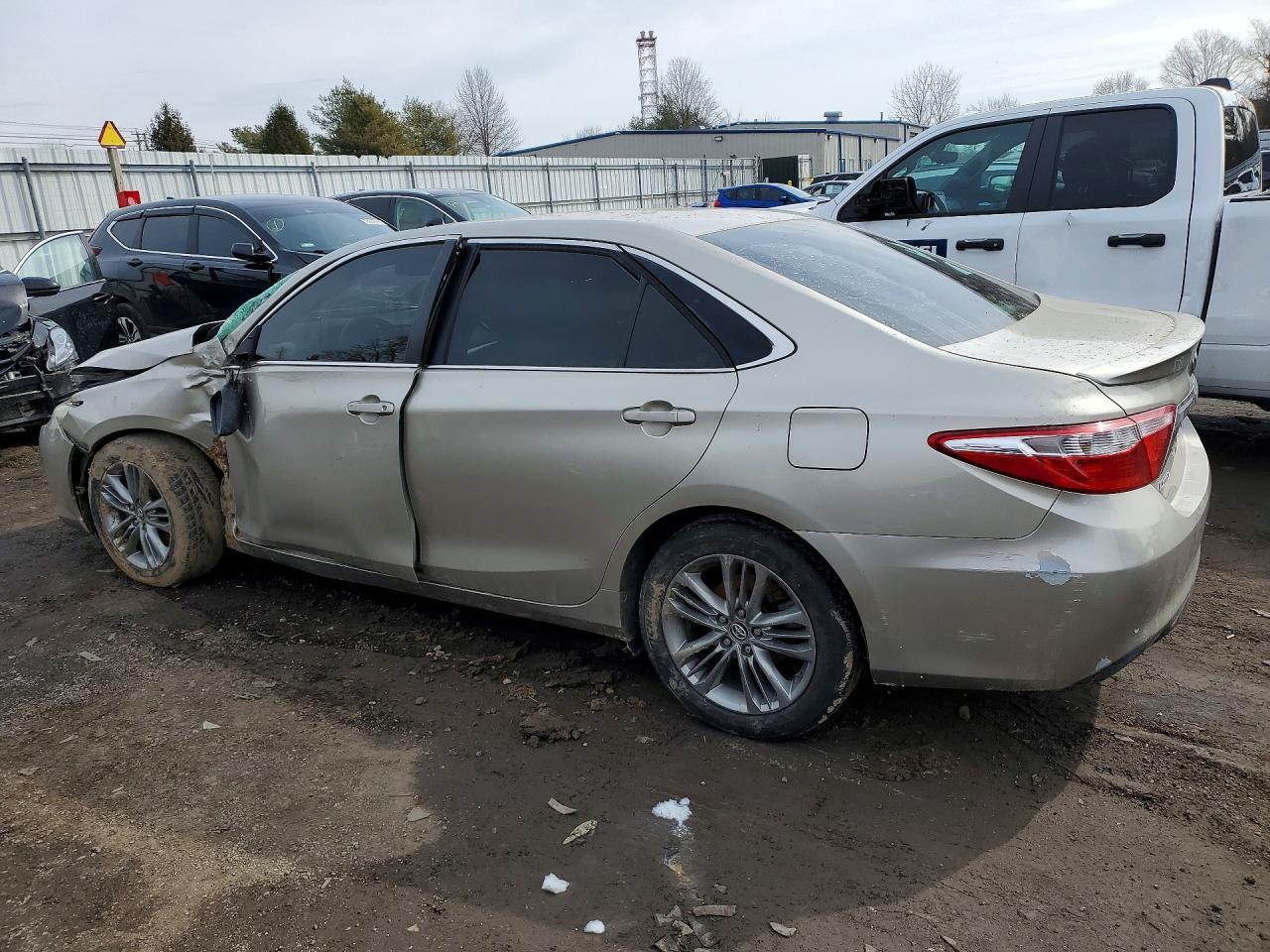 2016 Toyota Camry Se - Фото 2