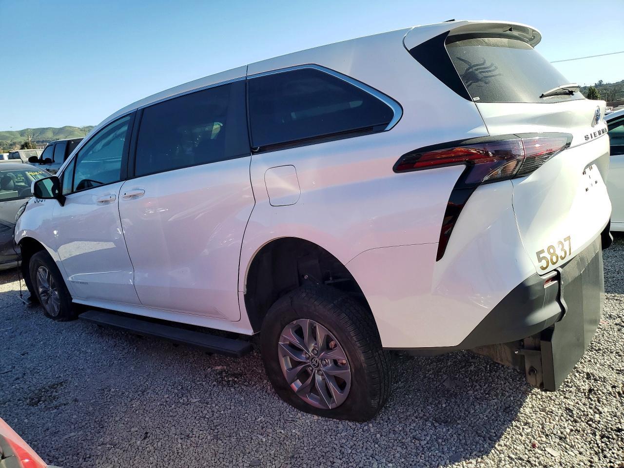 2024 Toyota Sienna Le 8-Passenger - Фото 2