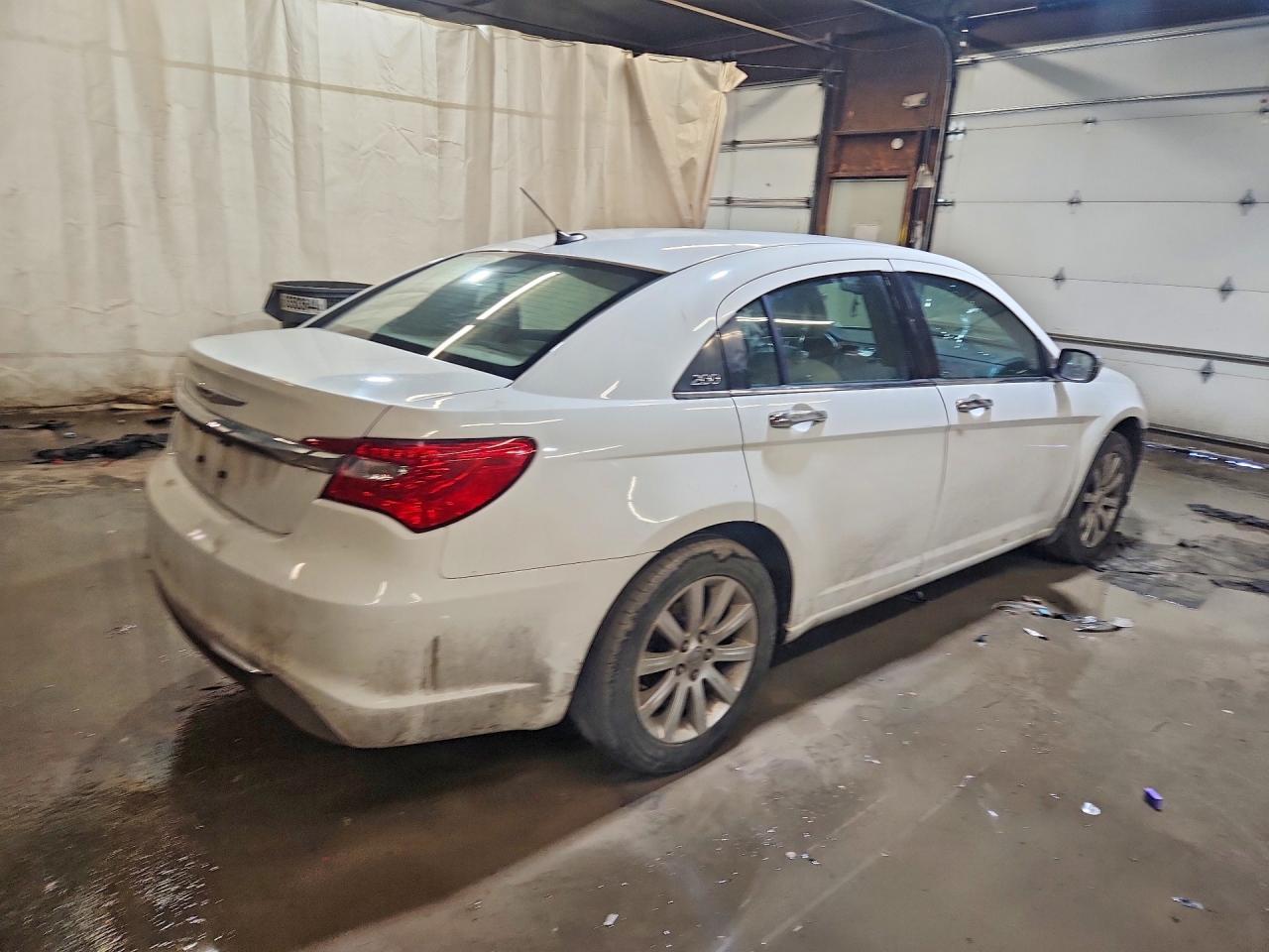2013 Chrysler 200 Limited - Фото 3