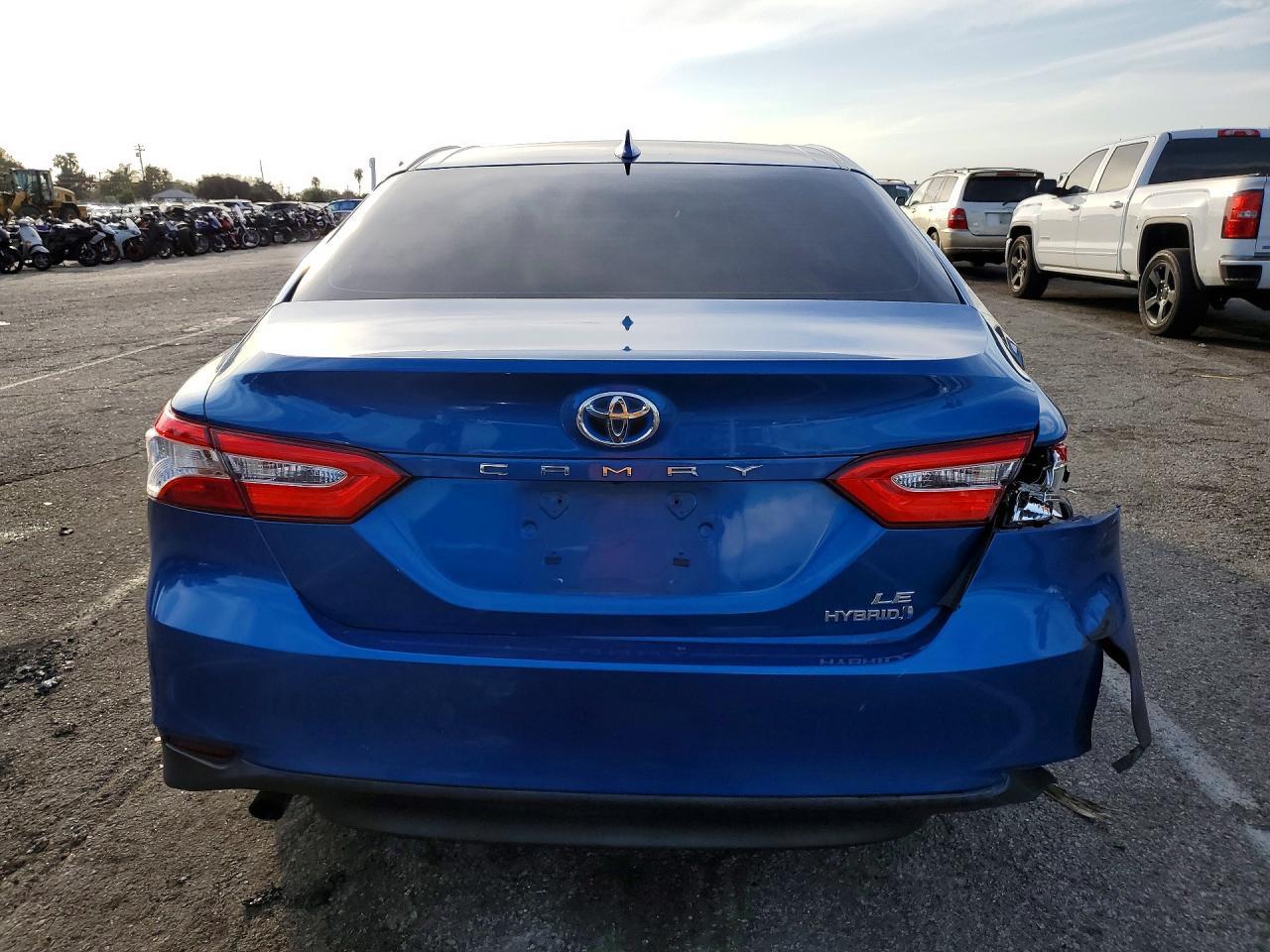 2020 Toyota Camry Le - Фото 6