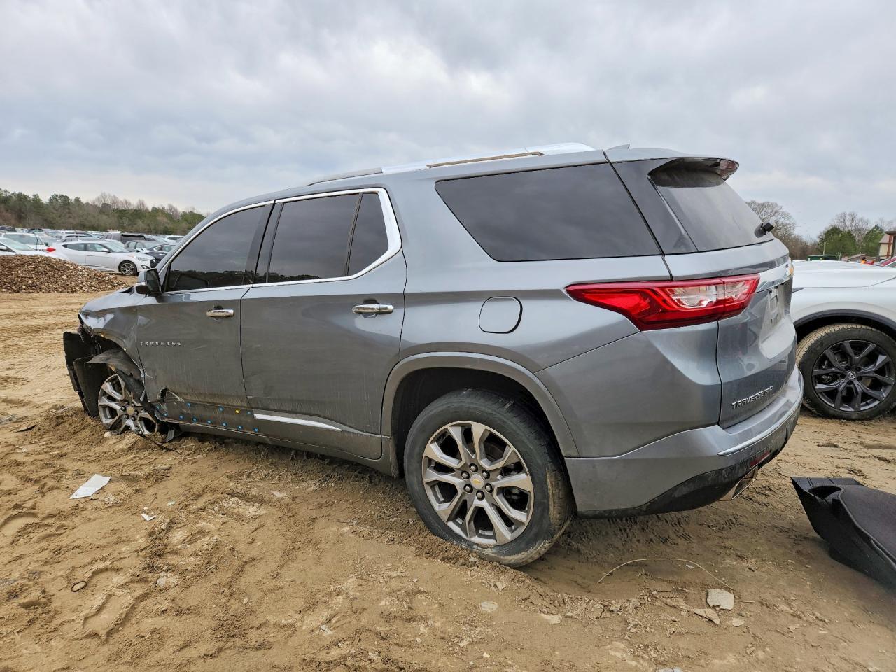 2018 Chevrolet Traverse Premier - Фото 2