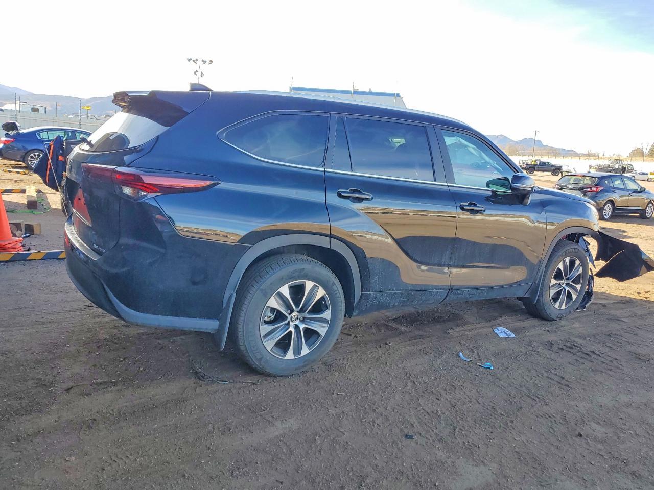 2025 Toyota Highlander Le - Фото 3