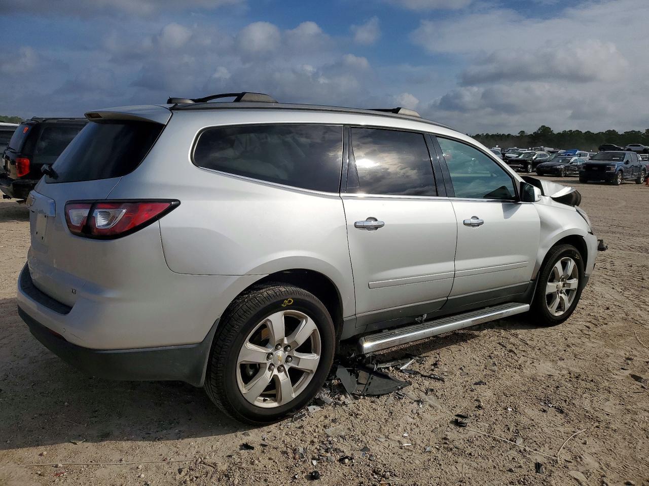 2017 Chevrolet Traverse Lt - Image 3