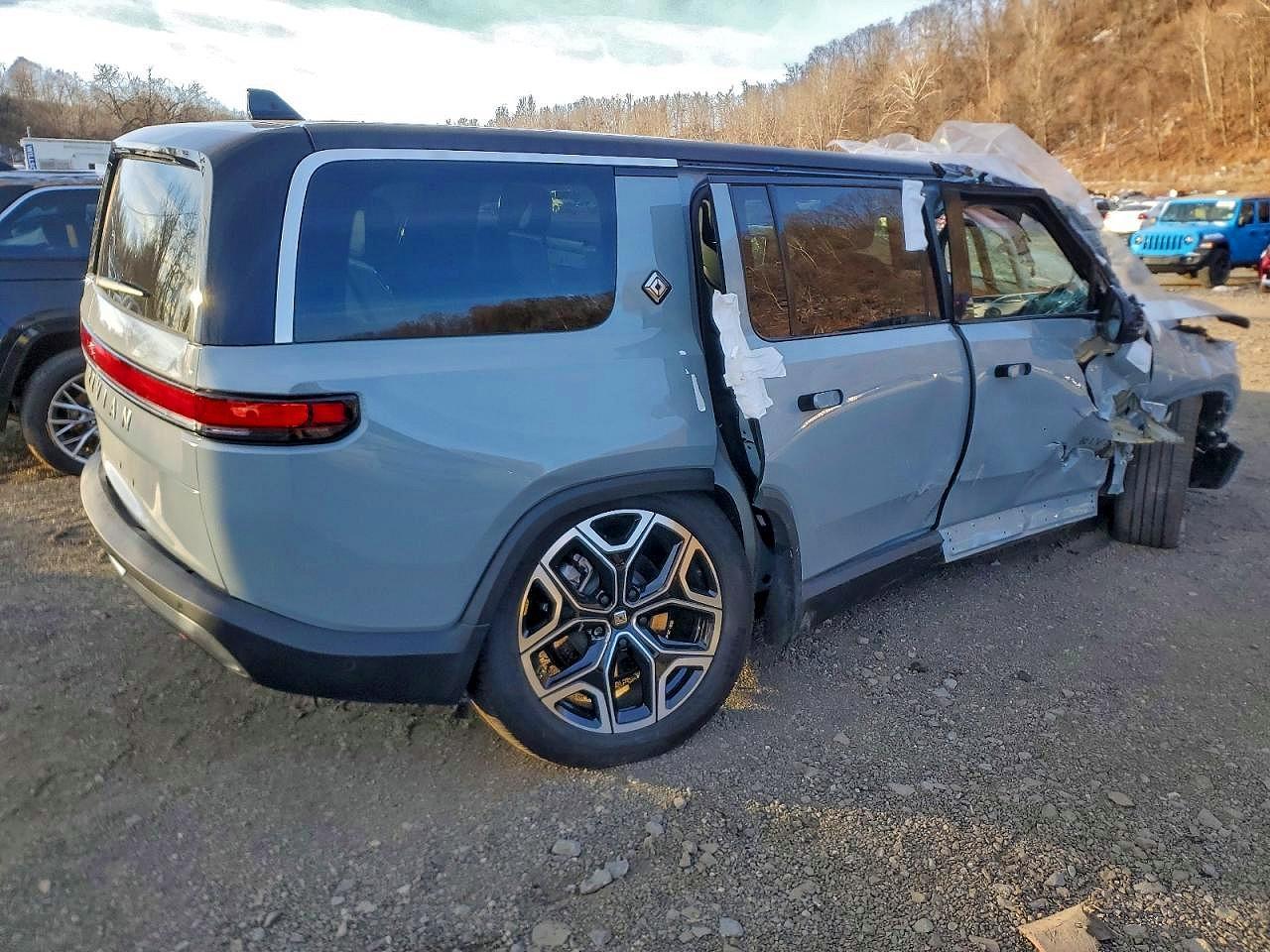 2025 Rivian R1S Adventure - Фото 3