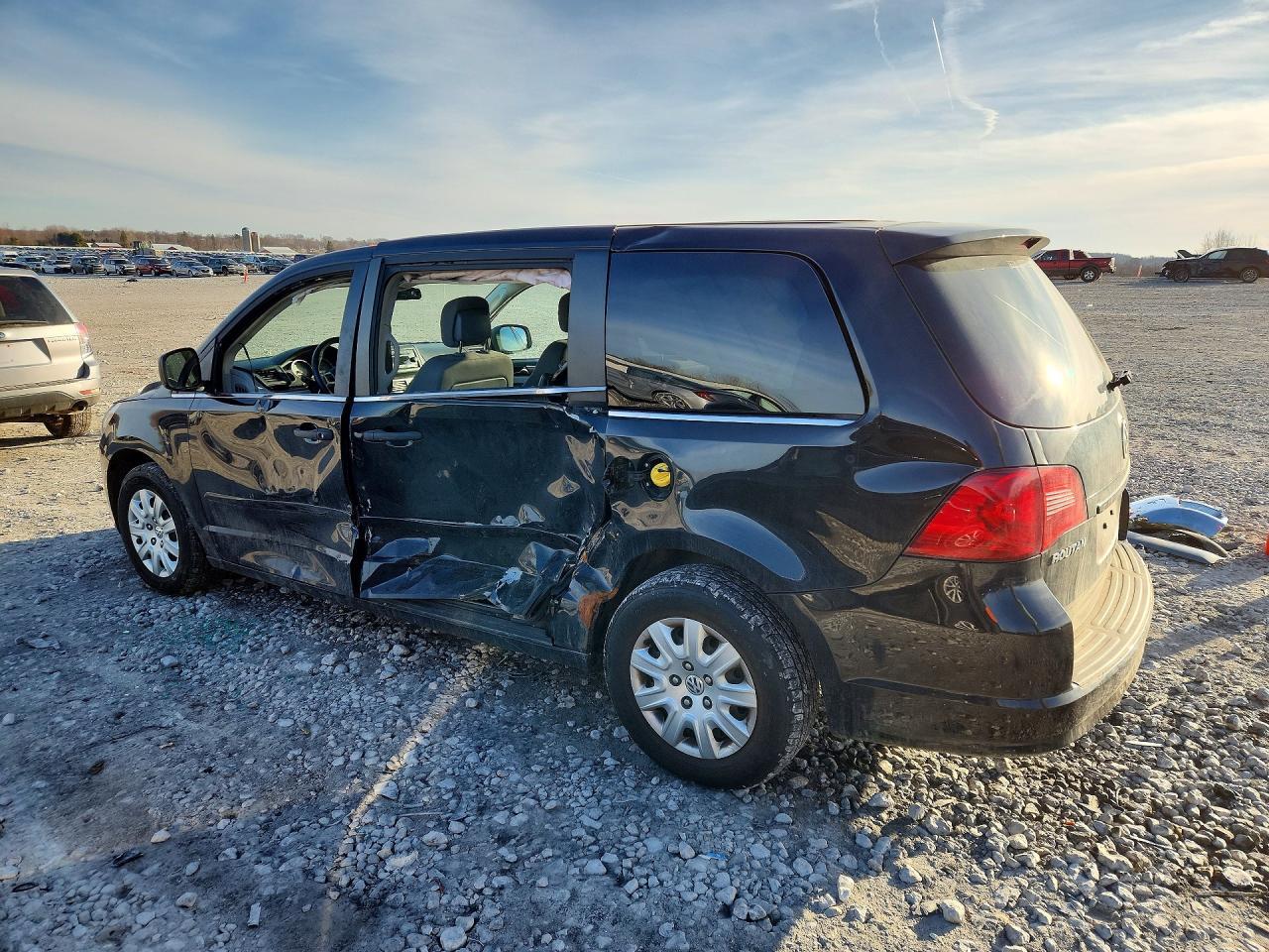 2013 Volkswagen Routan S - Фото 2