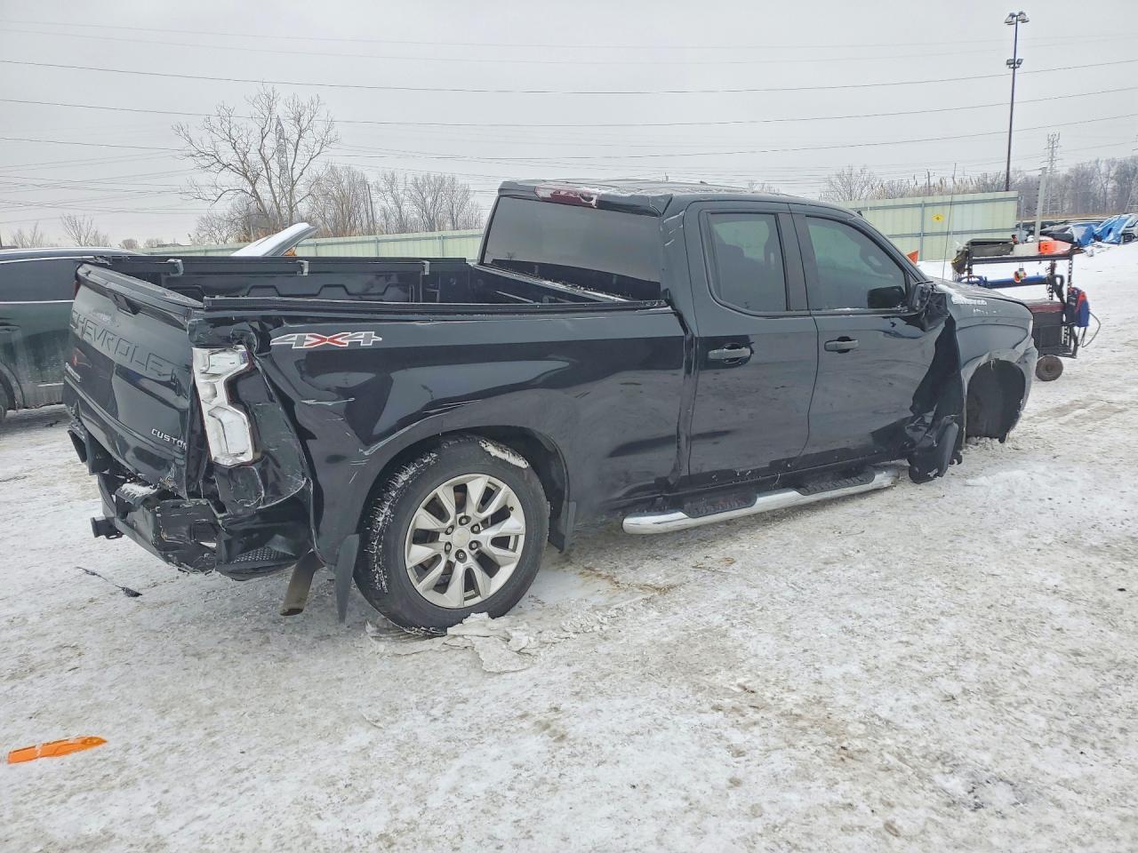 2021 Chevrolet Silverado K1500 Custom - Фото 3