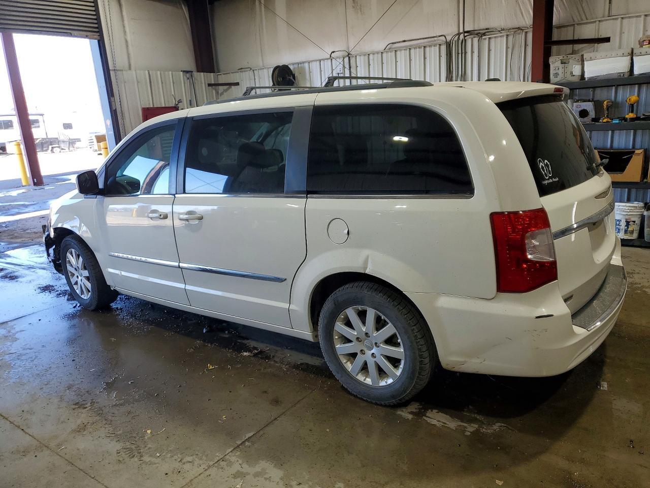 2013 Chrysler Town & Country Touring - Фото 2