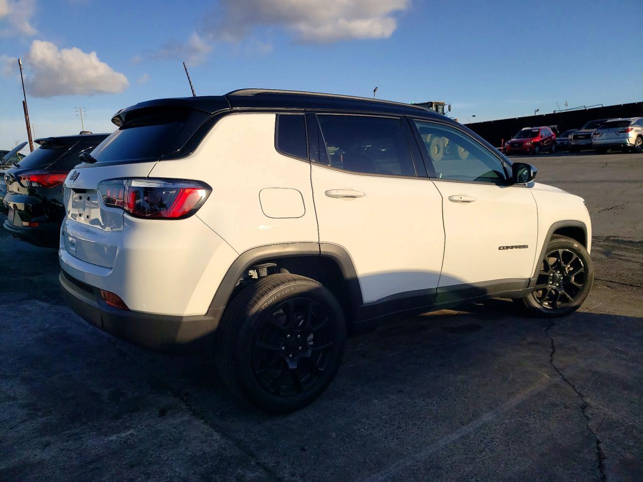 2023 Jeep Compass Latitude - Image 3