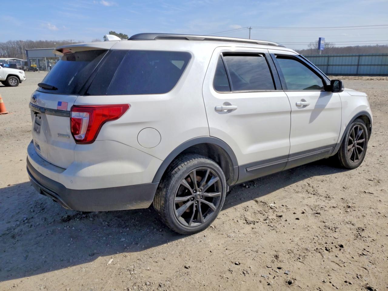 2017 Ford Explorer Xlt - Фото 3