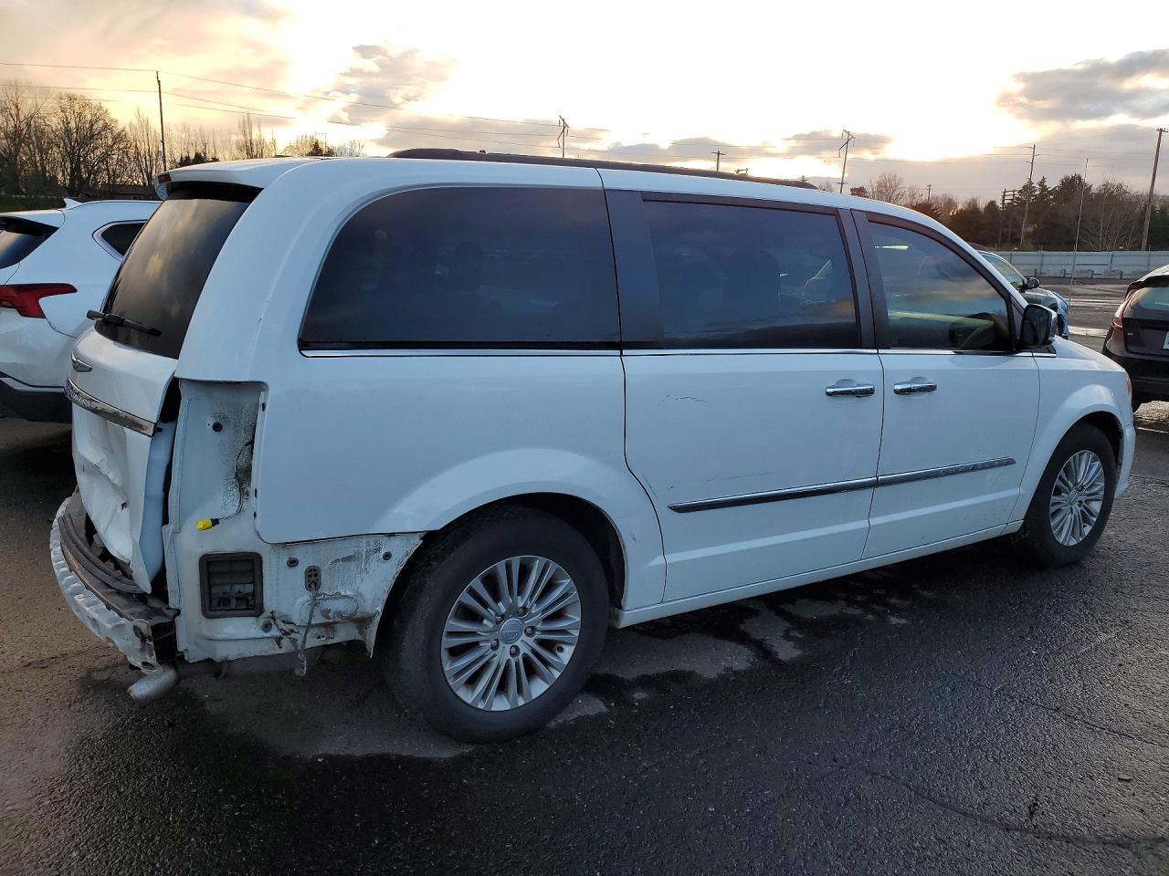 2015 Chrysler Town & Country Touring L - Image 3