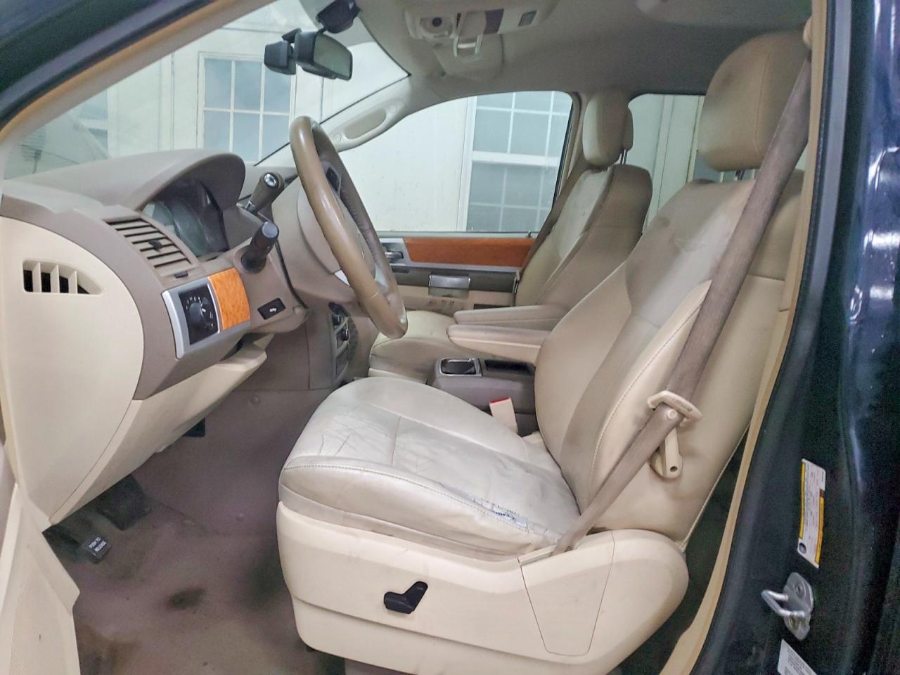 2010 Chrysler Town & Country Limited - Фото 7