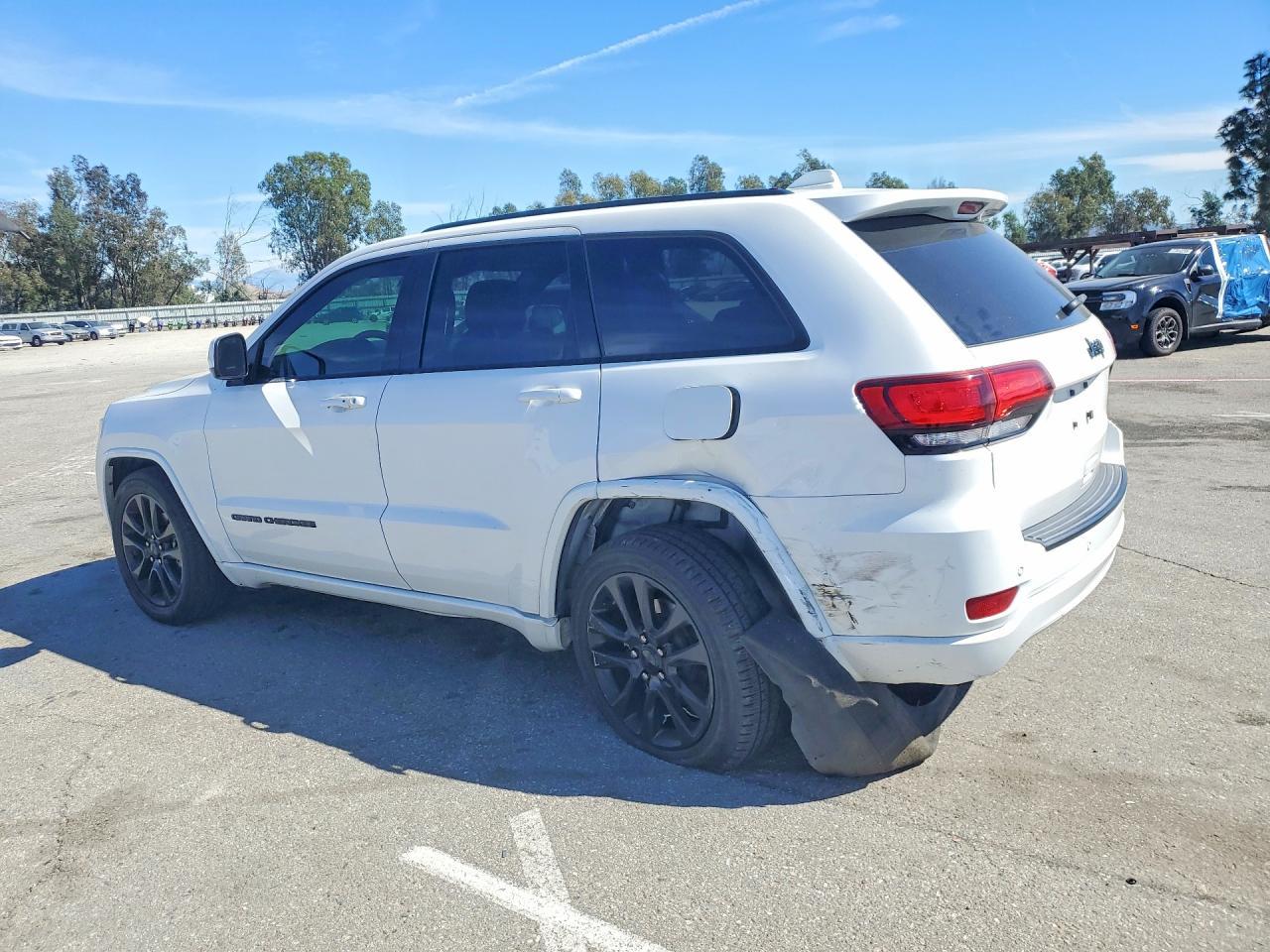 2018 Jeep Grand Cherokee Laredo - Image 2