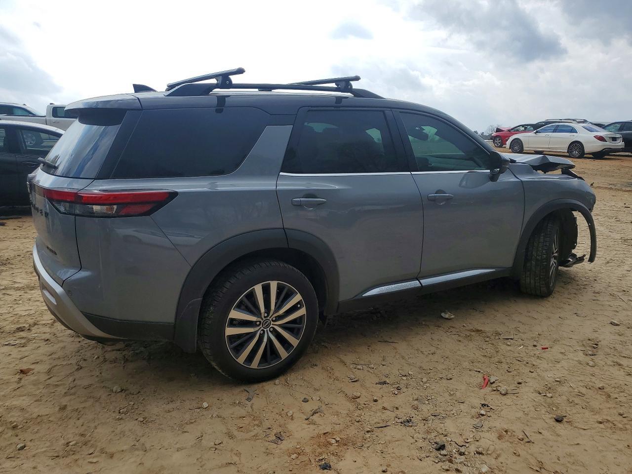 2022 Nissan Pathfinder Platinum - Image 3
