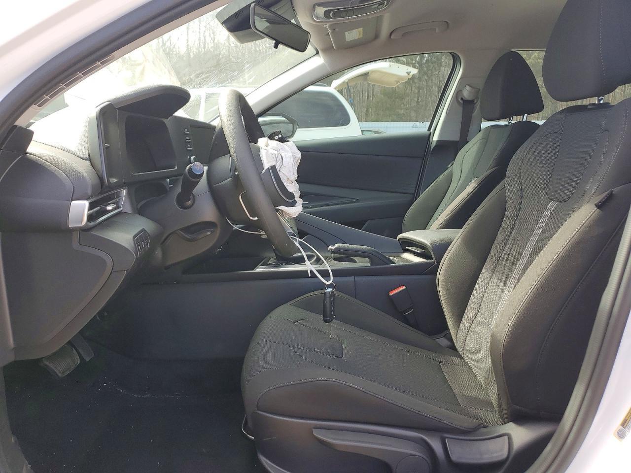 2025 Hyundai Elantra Se - Image 7