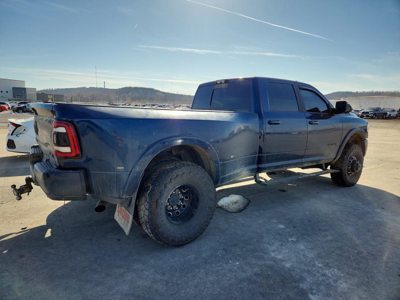 2022 Ram 3500 Laramie - Фото 3