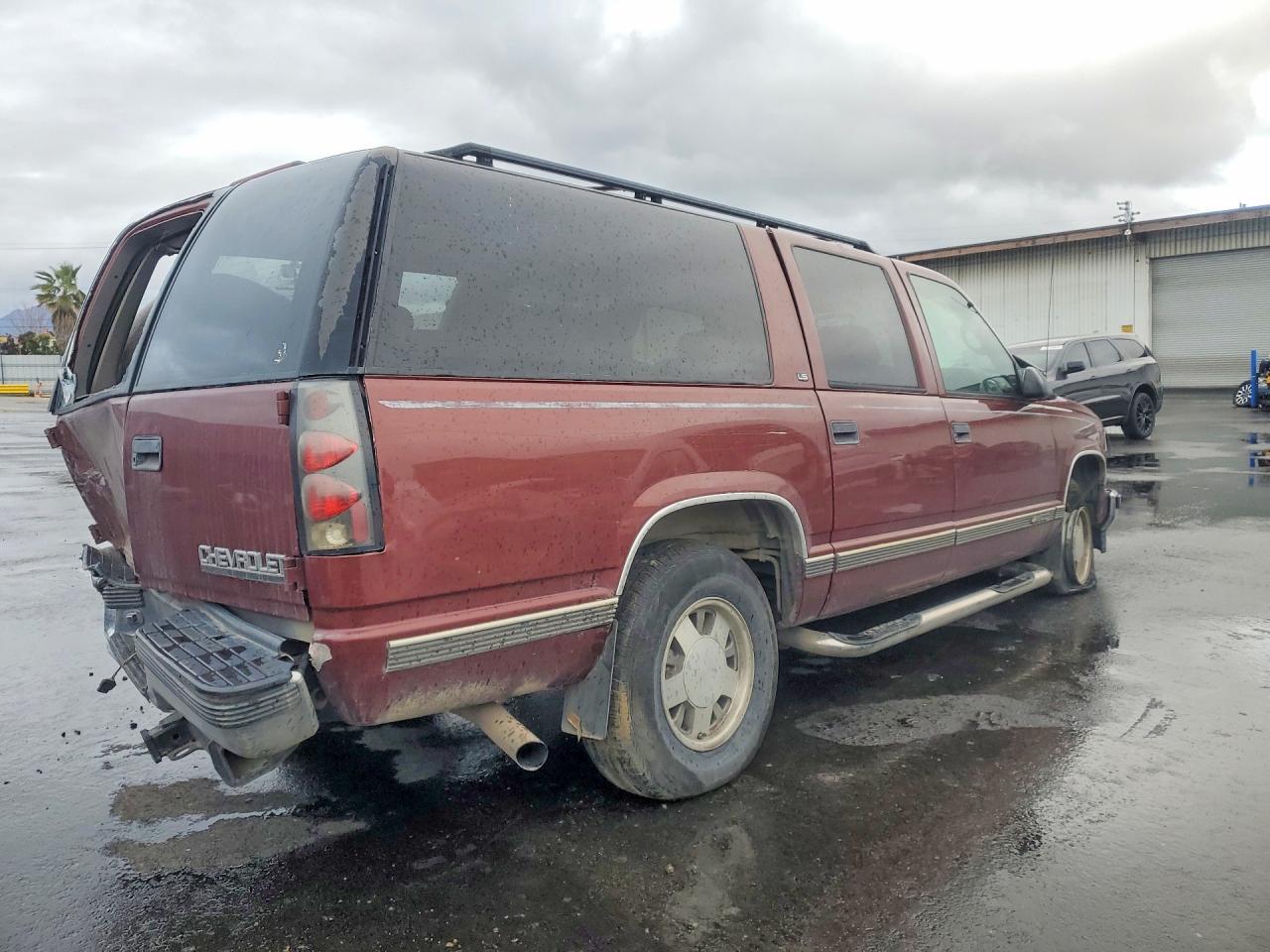 1998 Chevrolet Suburban C1500 - Image 3