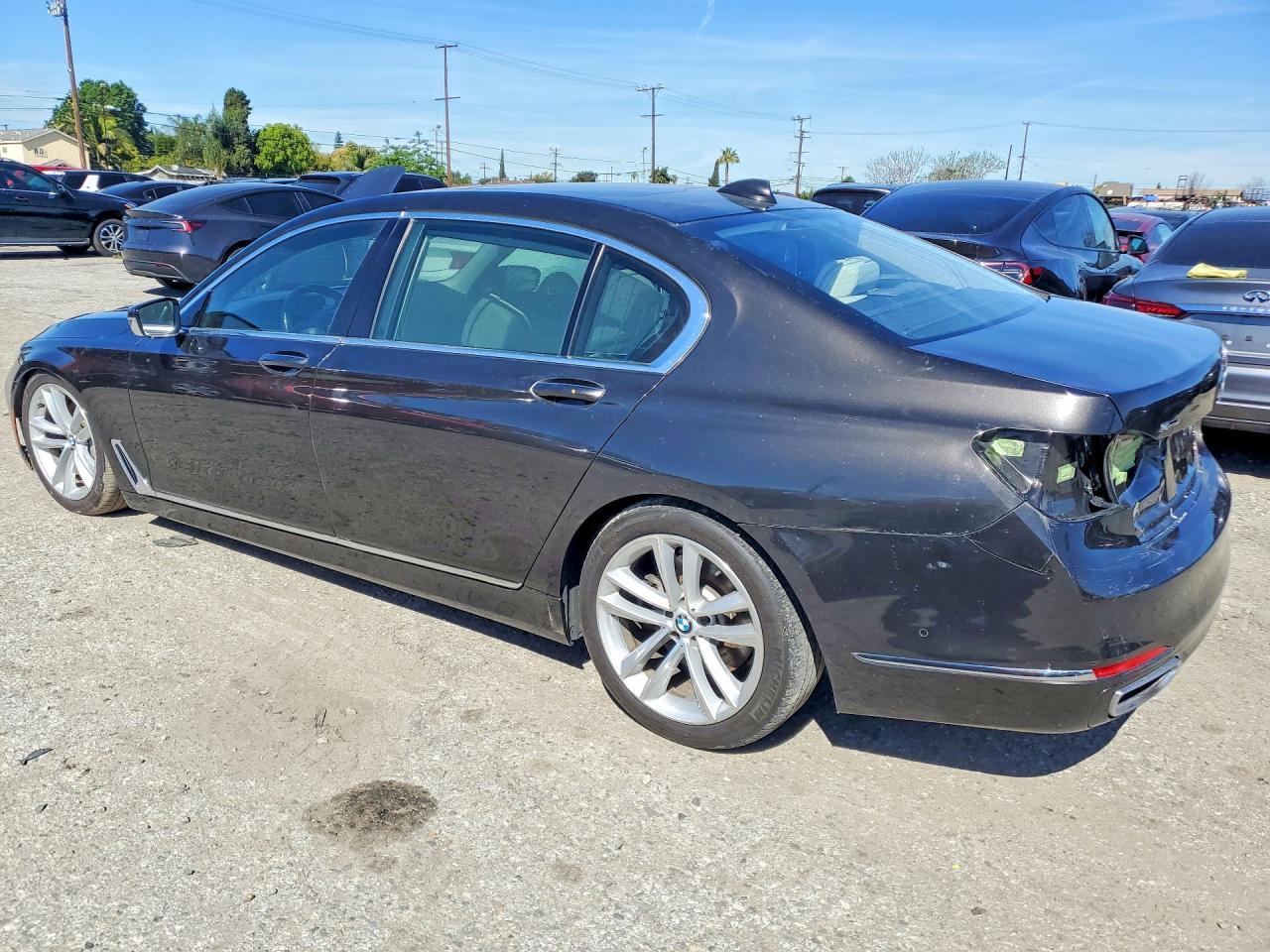 2016 BMW 750 Xi - Фото 2