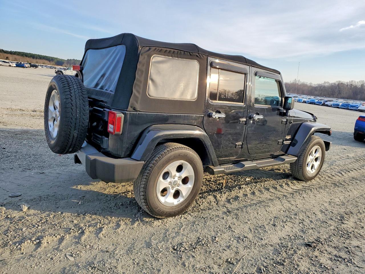 2015 Jeep Wrangler Unlimited Sahara - Image 3