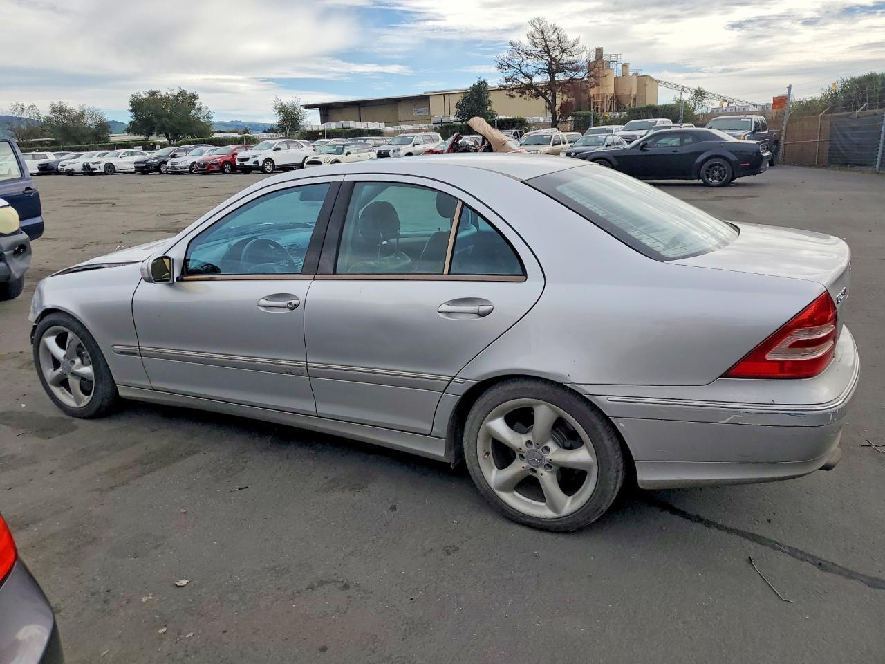 2004 Mercedes-Benz C 230K Sport Sedan - Фото 2