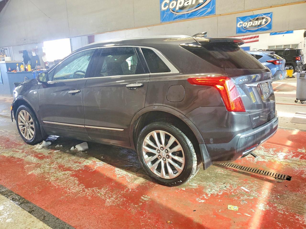 2018 Cadillac Xt5 Platinum - Image 2