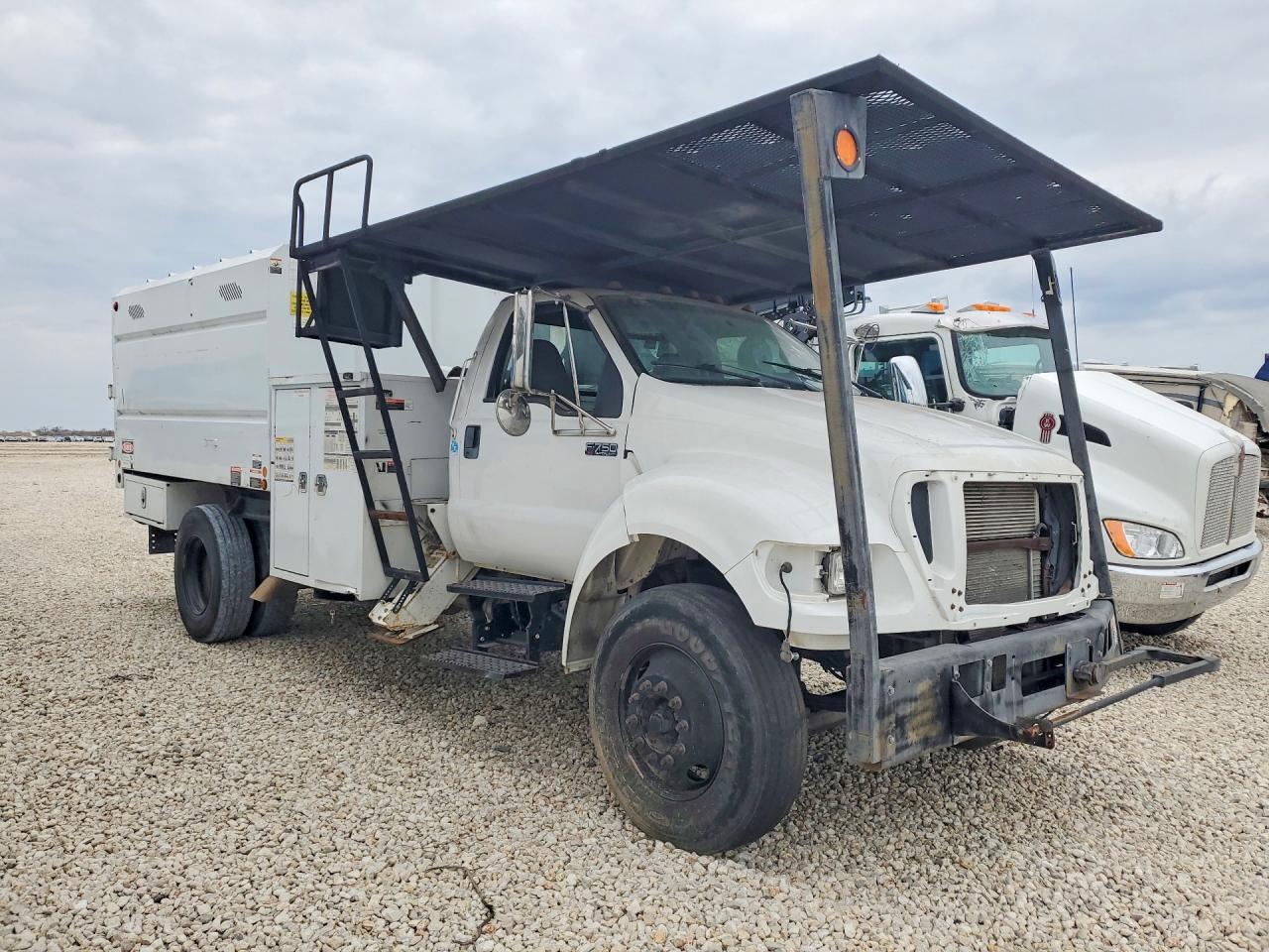 2015 Ford F750 Super Duty Chipper Truck - Фото 4