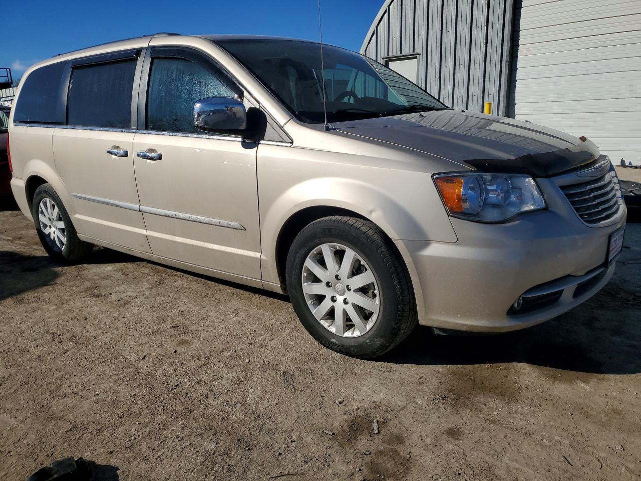 2012 Chrysler Town & Country Touring L - Image 4