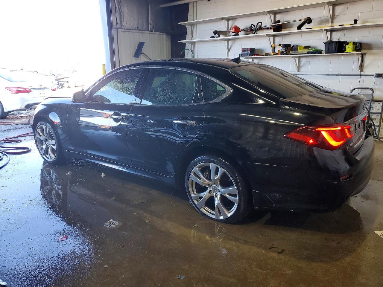 2015 Infiniti Q70 3.7 - Image 2