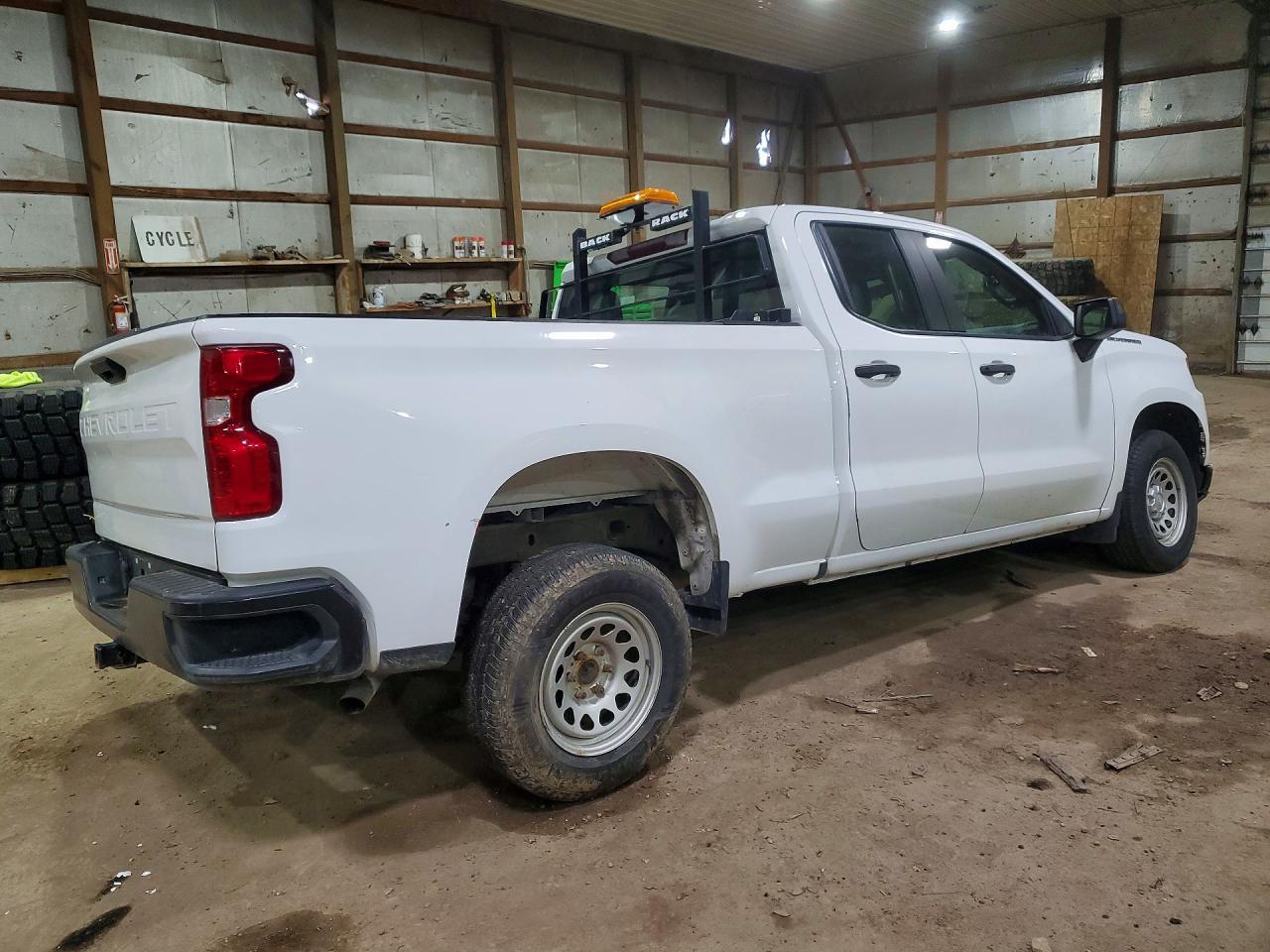 2022 Chevrolet Silverado C1500 - Фото 3