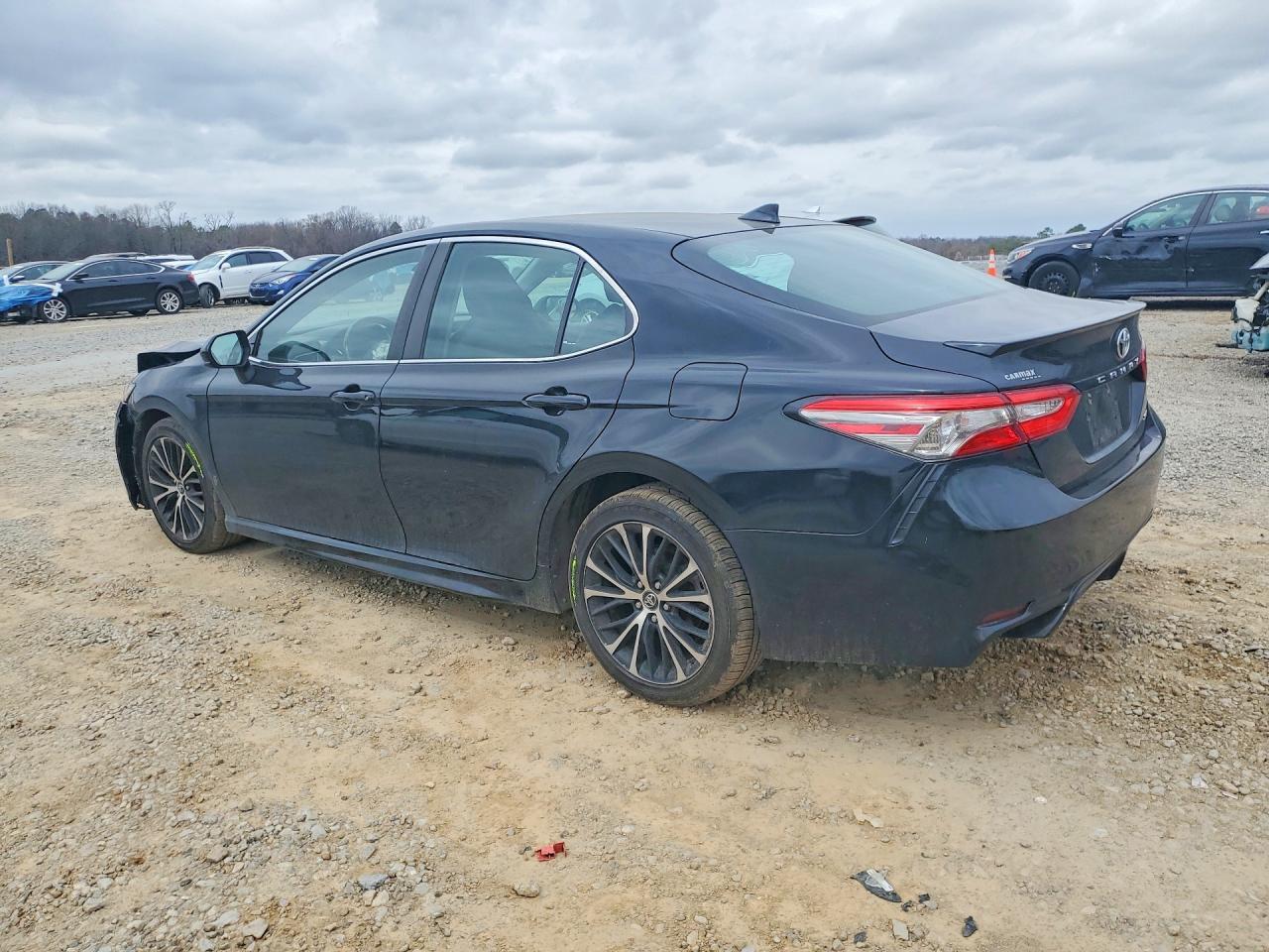 2019 Toyota Camry Se - Фото 2