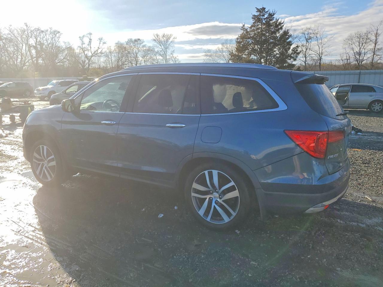 2017 Honda Pilot Touring - Image 2