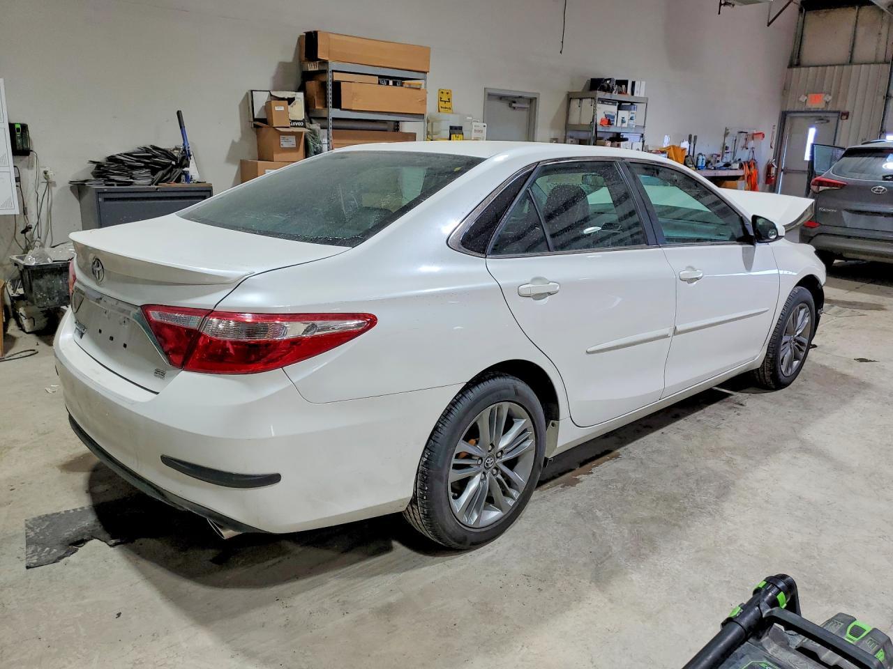 2017 Toyota Camry Se - Фото 3