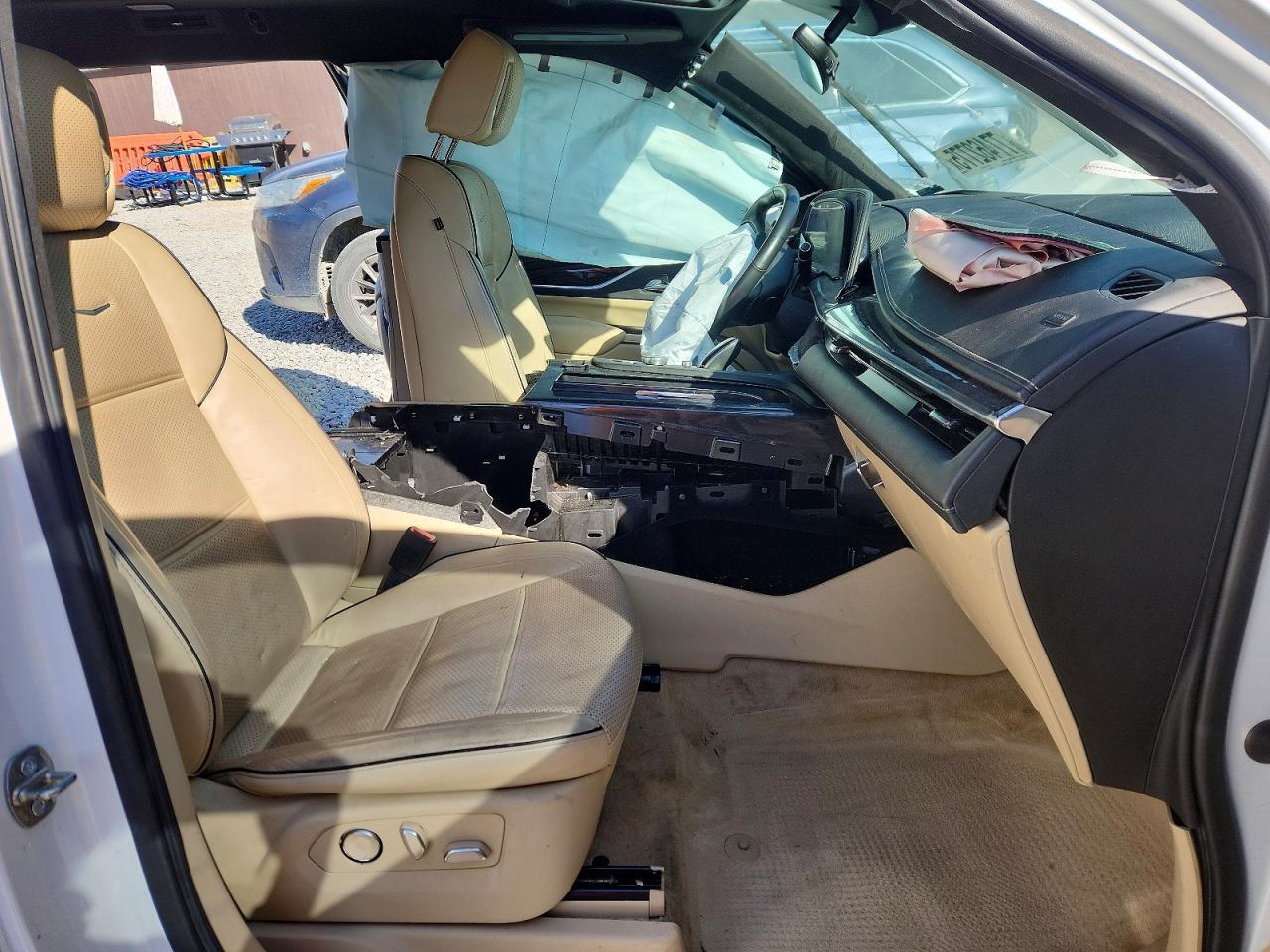2021 Cadillac Escalade Premium Luxury - Image 7