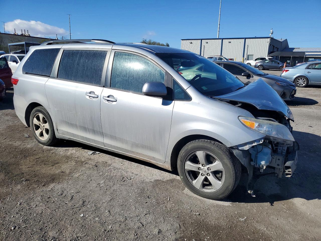 2015 Toyota Sienna Le - Image 4