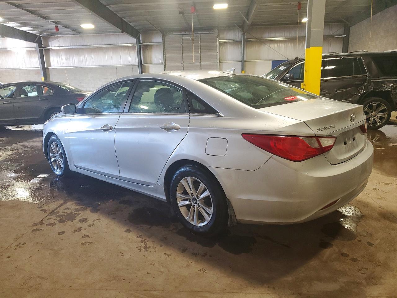 2012 Hyundai Sonata Gls - Image 2