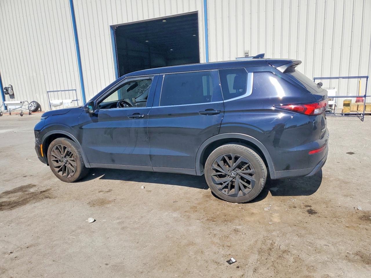 2024 Mitsubishi Outlander Se - Image 2