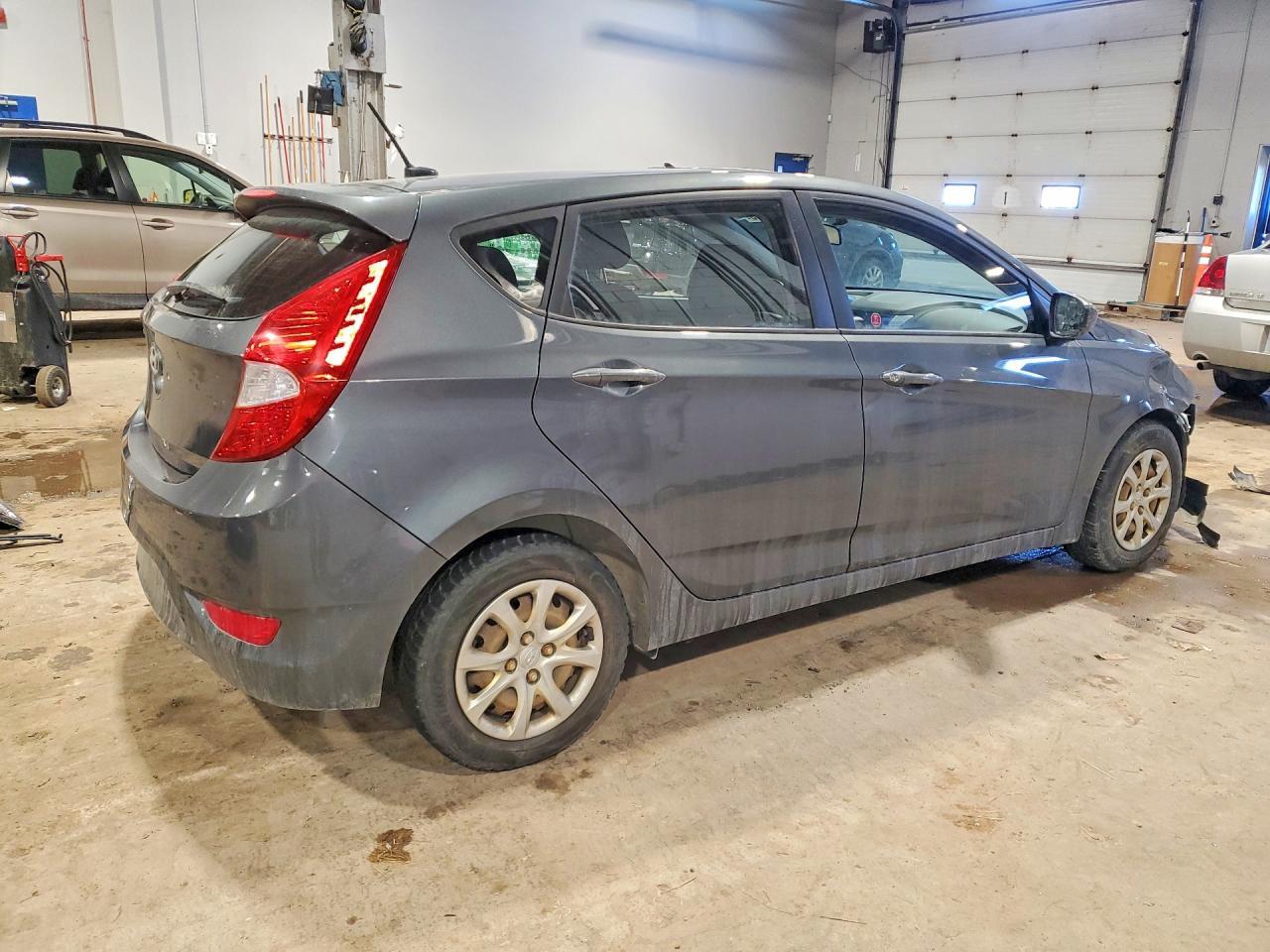 2013 Hyundai Accent Gls - Фото 3