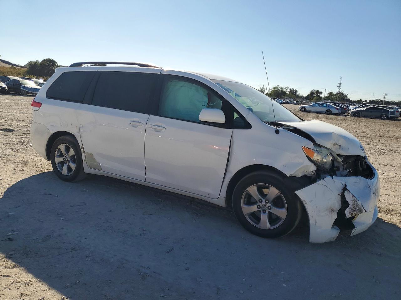 2014 Toyota Sienna Le - Фото 4