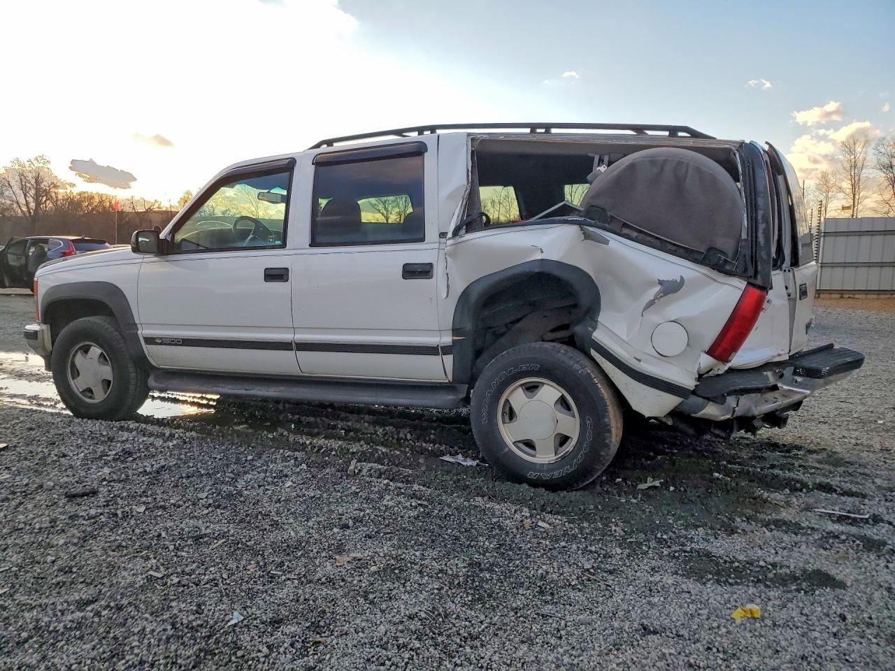 1999 Chevrolet Suburban K1500 - Image 2