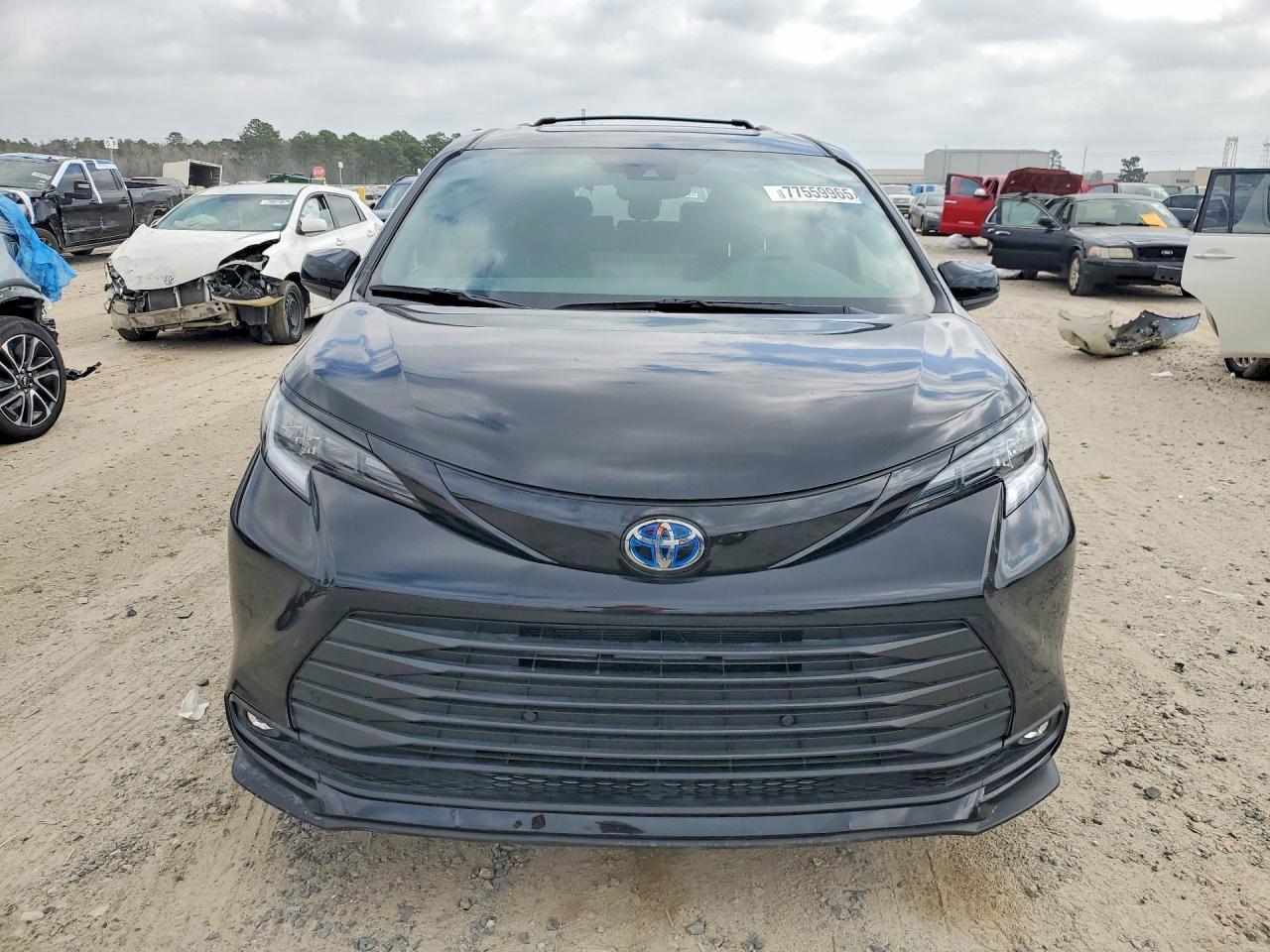 2025 Toyota Sienna Woodland Edition - Image 5