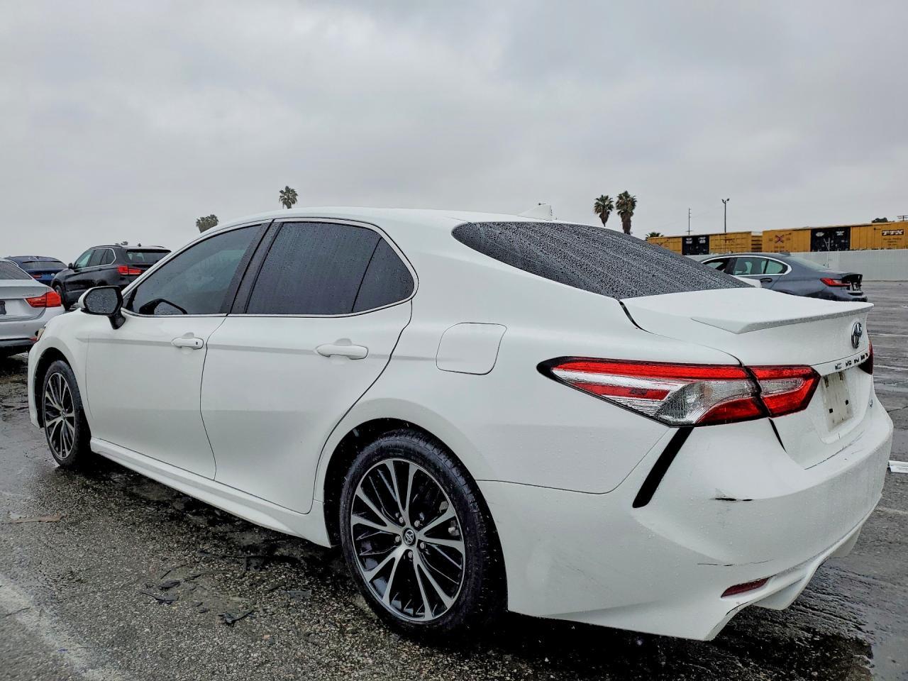 2020 Toyota Camry Se - Фото 2