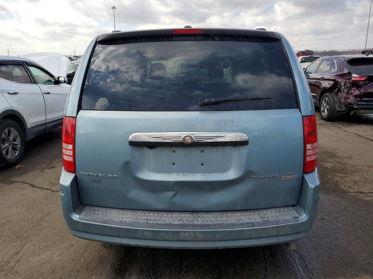 2009 Chrysler Town & Country Touring - Image 6
